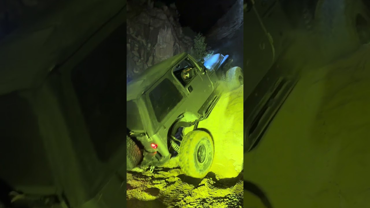 Late night wheeling anyone? 🙌🔥🤘🏽 #offroad #jeep #rockcrawler